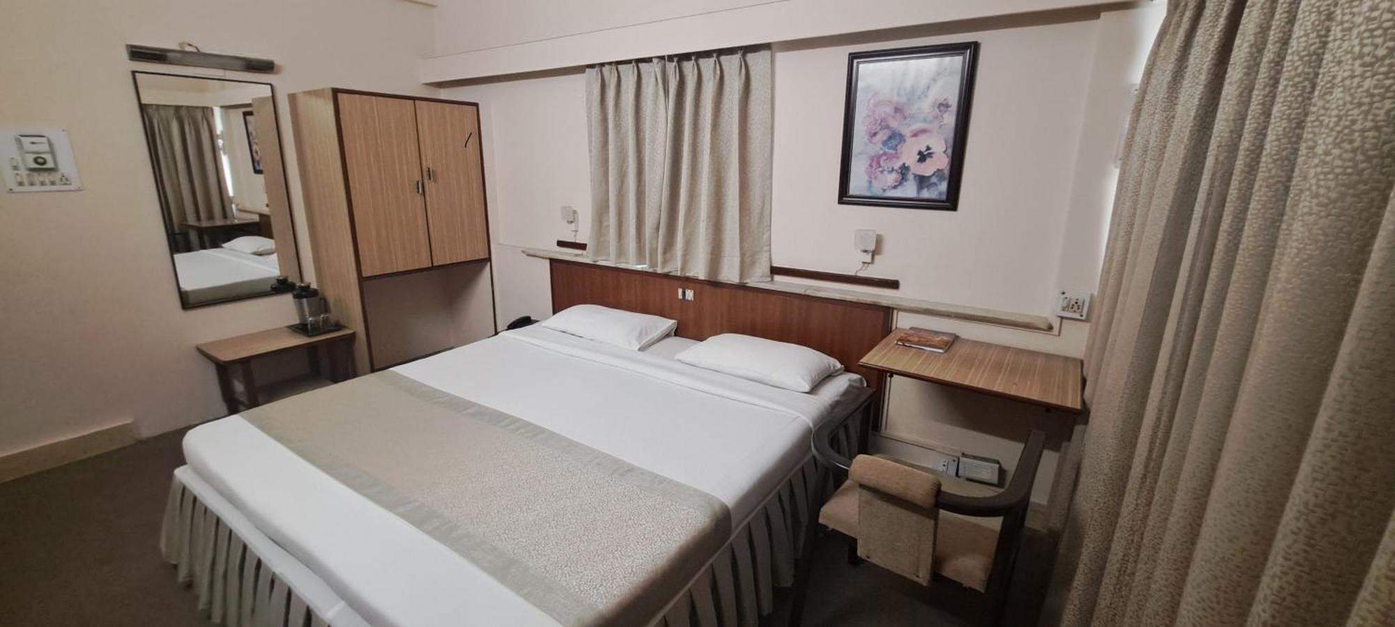 Hotel Swaroop Pune Extérieur photo